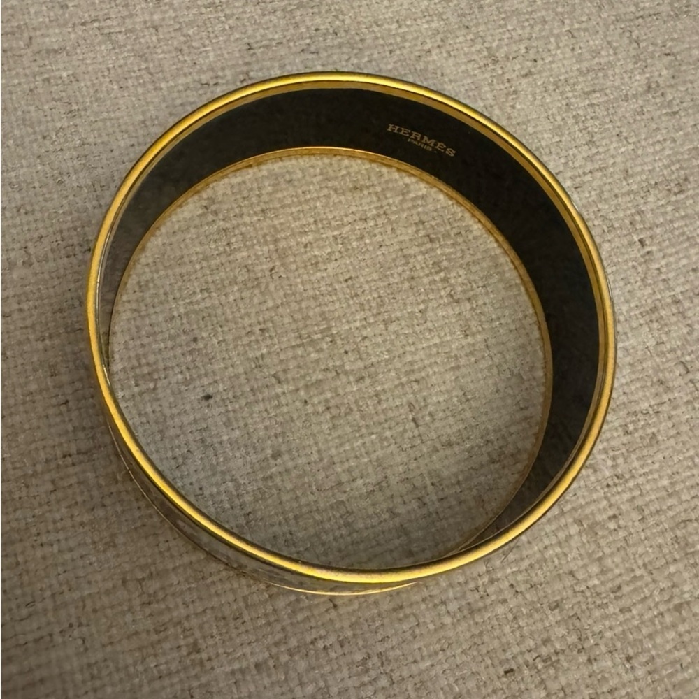 HERMES Black/White and 18k plated enamel bangle. - Picture 4 of 8